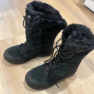Columbia sports women’s green snow boots size 9